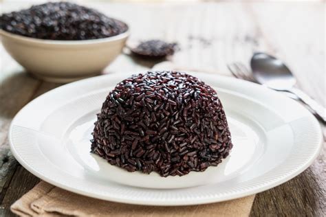  Arroz Negro com Moluscos: Uma Sinfonia Negra de Sabores Oceânicos e Texturas Delicadas!